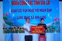 Giao lưu văn nghệ và tặng quà người dân xã Sơn Lang 