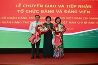 Chuyển giao 2 tổ chức cơ sở Đảng về Đảng bộ Ngân hàng Vietcombank