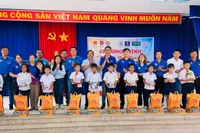 Cựu cán bộ Đoàn TP. Pleiku tặng hơn 100 suất quà cho học sinh Trường Tiểu học Anh hùng Núp