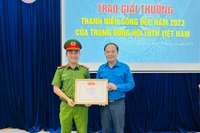 Trao giải thưởng “Thanh niên sống đẹp” cho Trung úy Lê Tuấn Thành