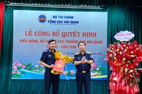 Ông Hoàng Việt Cường-Phó Tổng Cục trưởng Tổng Cục Hải quan trao Quyết định điều động, bổ nhiệm Cục trưởng Cục Hải quan Gia Lai-Kon Tum cho ông Nguyễn Văn Đông (bên trái). Ảnh Hà Duy