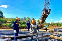 Đẩy nhanh tiến độ thi công đường hành lang kinh tế phía Đông để tăng khả năng kết nối, thêm điều kiện để hấp dẫn nhà đầu tư. Ảnh Hà Duy