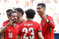 Ronaldo (phải) đã thể hiện uy tín của người mang băng đội trưởng