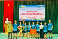 Cụm Công đoàn cơ sở số 2 giành chức vô địch giải bóng chuyền nam-nữ kết hợp thị xã Ayun Pa năm 2024. Ảnh: Vũ Chi