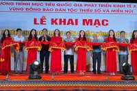 Các đại biểu cắt băng khai mạc phiên chợ. Ảnh: Vũ Chi