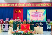 Hội truyền thống Trường Sơn-đường Hồ Chí Minh huyện Phú Thiện vinh dự nhận Cờ thi đua của Hội truyền thống Trường Sơn-đường Hồ Chí Minh tỉnh. Ảnh: Vũ Chi