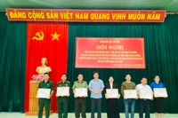 Các cá nhân được Chủ tịch UBND huyện Ia Pa tặng giấy khen vì có thành tích xuất sắc trong học tập và làm theo gương Bác. Ảnh: Vũ Chi