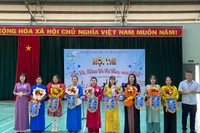 Ban tổ chức trao cờ lưu niệm cho các đội tham gia hội thi. Ảnh: Vũ Chi