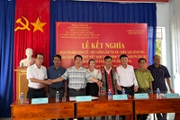 Các cơ quan và hệ thống chính trị bôn Hiao ký giao ước kết nghĩa. Ảnh: Vũ Chi