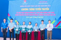 Trao quà cho các em học sinh có hoàn cảnh khó khăn của Trường THPT Chu Văn An. Ảnh: Sơn Trung