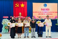 Trưởng ban Dân tộc tỉnh Kpă Đô tặng bằng khen cho 5 tập thể có thành tích xuất sắc về thực hiện chính sách dân tộc giai đoạn 2019-2024. Ảnh: Vũ Chi