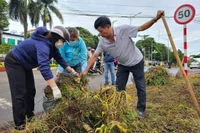 Phường Diên Hồng ra quân dọn dẹp vệ sinh khu vực công cộng