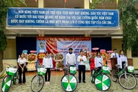 Đoàn cơ sở Vietcombank Gia Lai tặng 17 xe đạp cho học sinh có hoàn cảnh khó khăn 