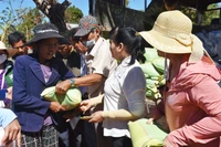 700 phần quà cho người khuyết tật, người nghèo, học sinh có hoàn cảnh khó khăn xã Ia Băng 