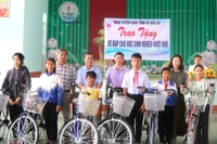 Trưởng Ban Tuyên giáo Tỉnh ủy Huỳnh Thế Mạnh tặng xe đạp cho học sinh nghèo huyện Đak Pơ. Ảnh: Ngọc Minh