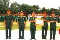 Trung đoàn 38 đón nhận Huân chương Bảo vệ Tổ quốc hạng ba. Ảnh: Ngọc Minh