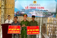 Công an thị xã An Khê hỗ trợ kinh phí cho hộ khó khăn tại làng Pơ Nang. Ảnh: Ngọc Minh