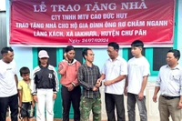 Bàn giao nhà tình nghĩa cho hộ nghèo xã Ia Khươl 