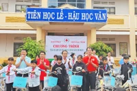 Tặng 15 chiếc xe đạp cho học sinh khó khăn xã Ia Pnôn