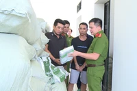 Phá đường dây buôn bán hàng tấn trà sữa giả khắp cả nước 
