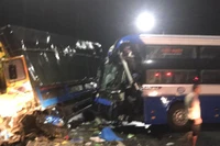 Ba xe khách, xe tải tông liên hoàn trong đêm, nhiều người bị thương