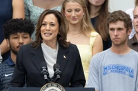  Thăm dò của CNN: Bà Kamala Harris thu hẹp khoảng cách với ông Donald Trump