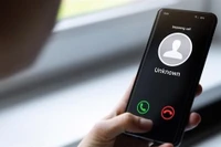 Thêm một cụ bà bị lừa tiền tỷ sau cuộc điện thoại của kẻ mạo danh công an