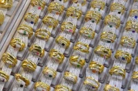 Người dân đổ xô mua vàng miếng SJC, bỏ quên vàng nhẫn?