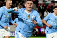 Hat-trick của Foden đưa Man City áp sát ngôi đầu Ngoại hạng Anh