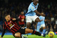 Man City 'đánh tennis' với Bournemouth, Arsenal thua sốc vì VAR