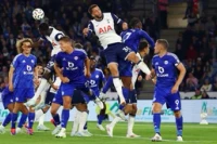 Leicester rượt đuổi, Tottenham mất điểm trận mở màn ở King Power