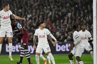 Tottenham sẩy chân derby, Ngoại hạng Anh nóng bỏng nhiều cuộc đua