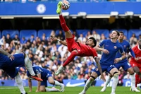 Chia điểm đại chiến, Chelsea và Liverpool phiền muộn vì... VAR