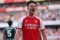 'Bom tấn' Declan Rice ghi bàn phút bù giờ, Arsenal nối dài mạch thắng trước M.U