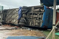 Hiện trường vụ lật xe khách, 8 người thương vong trên đường Hồ Chí Minh