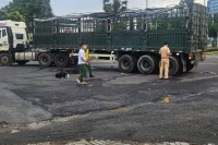Xe máy lao thẳng vào xe đầu kéo, 1 người tử vong tại chỗ