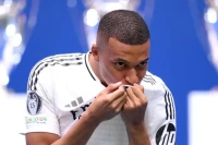 Mbappe ra mắt Real Madrid và cử chỉ gây sốt trước hàng vạn khán giả