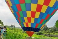 Khinh khí cầu chở 9 người đáp xuống ruộng lúa ở Hà Nội 