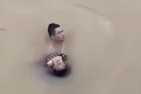 Nam thanh niên dũng cảm lao xuống sông cứu cháu bé đuối nước