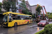 Hàng chục hành khách hoảng loạn sau cú va chạm giữa xe khách và xe tải