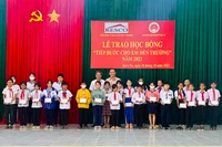 Trao 100 suất học bổng cho học sinh thị xã Ayun Pa