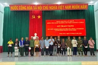 Kông Chro tặng 31 sổ tiết kiệm cho gia đình người có công