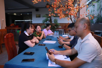 Đoàn kiểm tra làm việc với đại diện nhà hàng Hoa Lư 2. 