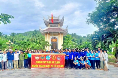 Hội LHPN phường Hoài Nhơn Bắc phối hợp với các hội, đoàn thể dọn vệ sinh tại các nghĩa trang liệt sĩ trên địa bàn. 