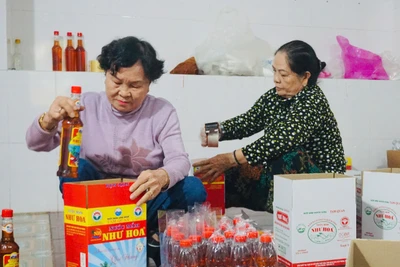 Bà Trần Thị Như Hoa đóng gói sản phẩm nước mắm. Ảnh: Thảo Khuy