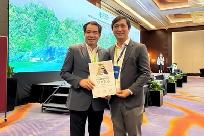 Bác sĩ CKII Võ Thành Nam Bình, Phó Giám đốc Bệnh viện (trái) và bác sĩ CKII Nguyễn Văn Trung, Trưởng Khoa Thần kinh - Đột quỵ, cùng nhận Chứng nhận Bạch kim.