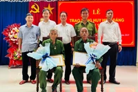 Lãnh đạo xã Canh Liên trao Huy hiệu 45 tuổi Đảng tặng các đảng viên. Ảnh: T.C