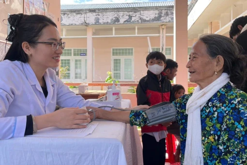 Khám, tư vấn và cấp thuốc miễn phí cho 350 người dân xã Canh Liên