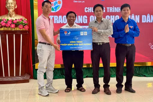 Gia Lai: Tặng quà cho người dân xã đảo Nhơn Châu