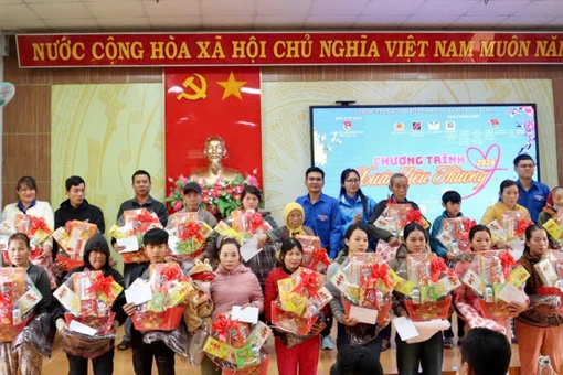 Đoàn UBND tỉnh tổ chức chương trình “Xuân yêu thương” tại xã Kim Sơn.